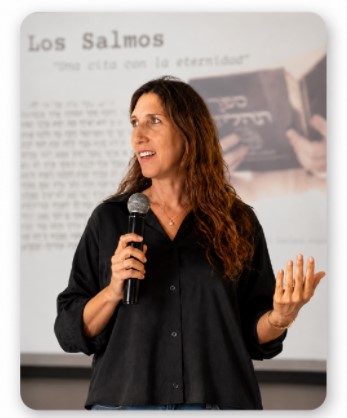 Luciana Rogowicz dando una charla