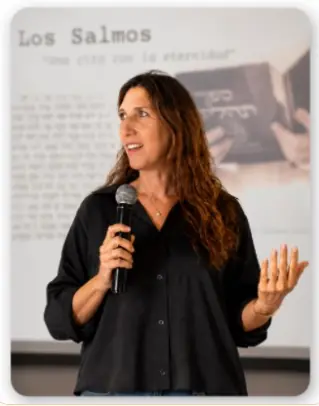 Luciana Rogowicz dando una charla
