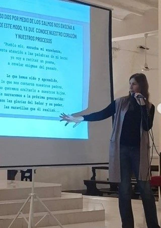 Luciana Rogowicz dando una charla